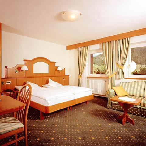 Hotel Scoiattolo Сельва-ді-Валь-Гардена Номер фото