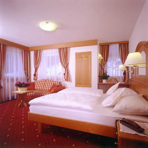 Hotel Scoiattolo Сельва-ді-Валь-Гардена Номер фото