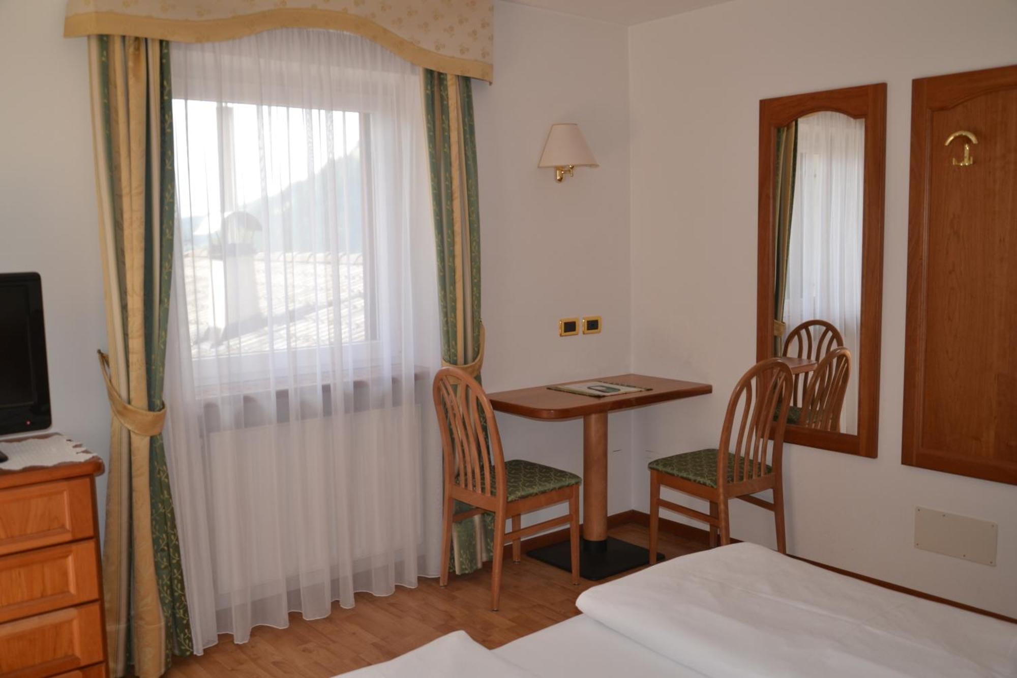 Hotel Scoiattolo Сельва-ді-Валь-Гардена Екстер'єр фото