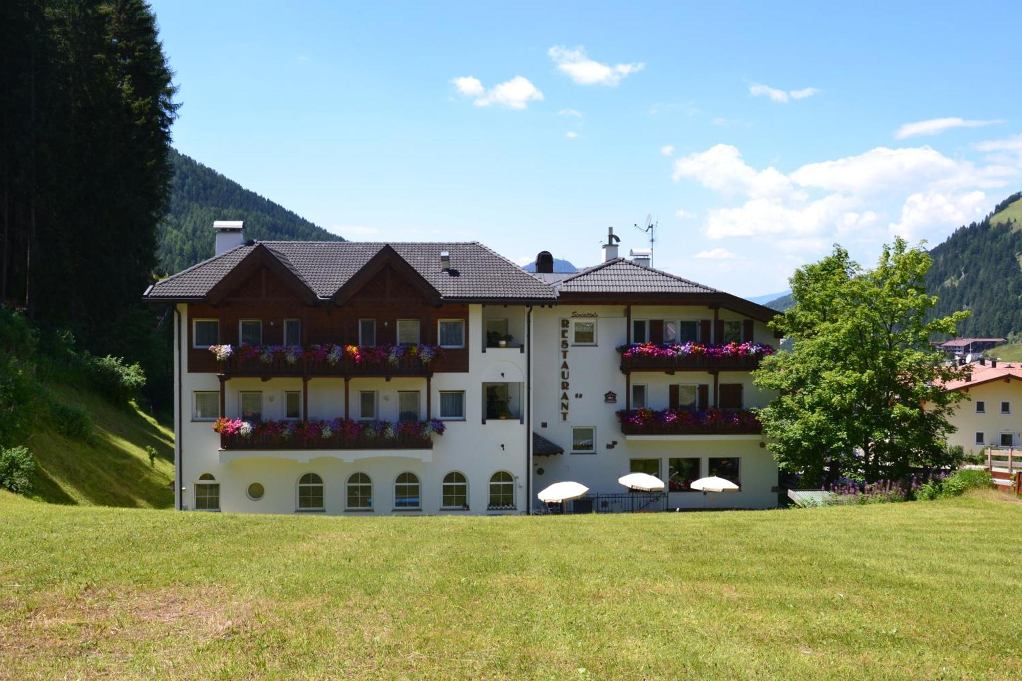 Hotel Scoiattolo Сельва-ді-Валь-Гардена Екстер'єр фото