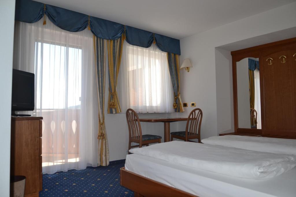 Hotel Scoiattolo Сельва-ді-Валь-Гардена Номер фото