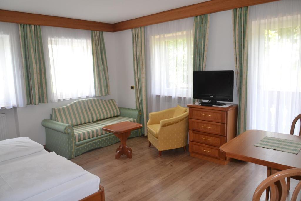 Hotel Scoiattolo Сельва-ді-Валь-Гардена Номер фото